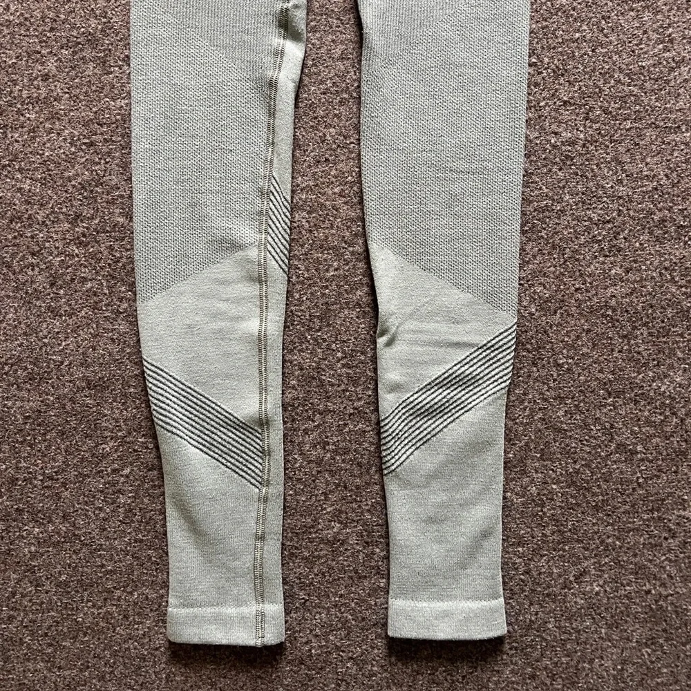 Lululemon Aerial Silk Tight Grey Sage Green Seamless Knit Leggings 28” Size 2_6